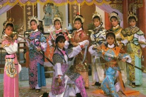 ▲《杨家将》剧照。后排:(杨七娘)曾华倩、(杨五娘)谢宁、(杨三娘)毛舜筠、(杨大娘)欧阳佩珊、(杨二娘)商天娥、(杨四娘)龚慈恩、(杨六娘)刘嘉玲。前排:(杨八妹)杨盼盼、(杨九妹)周海媚。
