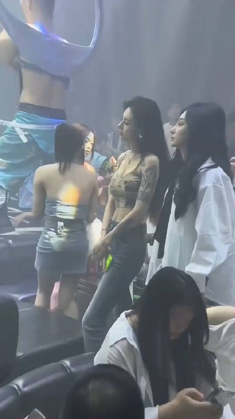 为什么好看的女孩子都跑去夜场上班了……