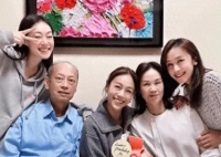 知名女星黄心颖悲痛丧父！75岁黄沛霖因病去世，刚见证了女儿婚礼