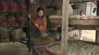 女人和隔壁老头混在一起，不料被傻儿子发现了……