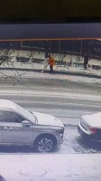 环卫工大爷正铲雪呢，结果发生这一幕……