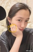 近日关晓彤晒出了自己与友人的自拍照片……