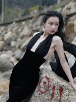 倪妮绝了！寒风中摇曳的黑玫瑰