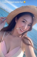 何依婷在外国与圈外男友开心完成婚礼 分享多张婚礼现场恩爱合影