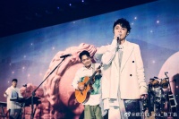 知名男歌星自曝再度失声，前几日刚官宣明年巡演计划