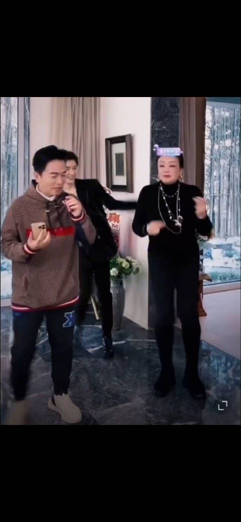 吴宗宪现身张兰的直播间,正在跳舞
