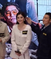 出席新片“金手指”香港首映，刘德华跟他两比简直是社牛……