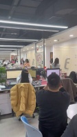 董宇辉说：“大家好”，那个大姐：大家好