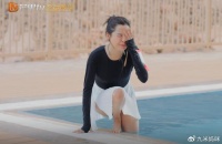 看了辛芷蕾的脚，我不由得慨叹，这真的是女明星的脚？