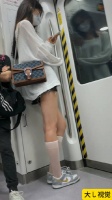 腿长的女生穿半腿袜到底有多绝？