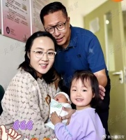 疯狂英语李阳罕见露面，与三婚妻子生的儿女同框，俩宝贝名字曝光