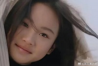 甜馨拍摄杂志大变样，五官长开神似妈妈李小璐……
