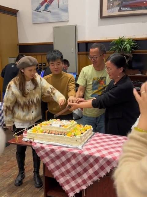 东方甄选二周年庆切蛋糕,看董宇辉和俞敏洪的手位置……