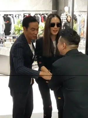 圈中有名的好男人,出席活动一定会带上老婆……