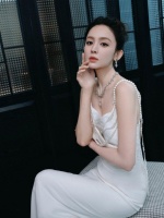 古力娜扎，一袭纯白，纤腰美背写真图集
