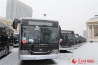 中国出口蒙古国首批35辆公交车在乌兰巴托展示