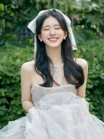 赵露思拍的这组单人婚纱写真 简直就是女孩子们的拍照模版呀……