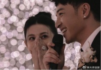 潘玮柏带娇妻看球赛，宣云小腹平坦四肢纤细，悄悄玩手机接地气