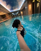 李湘爱女罕见分享豪华泳池内自拍美照，14岁王诗龄身材比例极佳