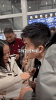 董宇辉抵达桂林跨年，“丈母娘”们热情似火
