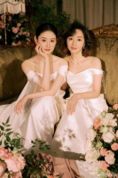 郭晓婷和妈妈一起拍写真，果然美女的妈妈也是美女……