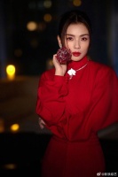 央视跨年晚会最新look释出，新年红装搭配精致花形配饰……