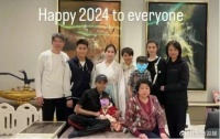 奚梦瑶陪婆家游香港，何猷君紧搂爱妻好恩爱，被赞身材高挑气质好