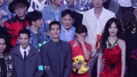 这是一个零点跨年的小于适，站得好板正，祝2024红红火火