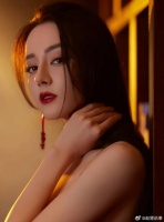 迪丽热巴五官非常立体，面容也更精致一点，很甜美可人的气质!