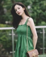 古力娜扎刚出道的时候，就像一朵含苞待放的花朵，清新自然……