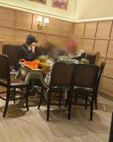 36岁唐艺昕带女儿海南度假！亲自下厨做饭很有爱，母女五官太相似