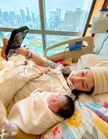 张大奕官宣产女，并晒出女儿正脸照，在香港顶级医院生产