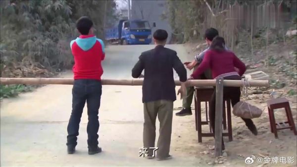 村民在村口设收费口,路过司机忍无可忍,把他暴揍一顿