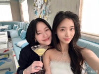 小S和二女儿许韶恩喝下午茶合照
