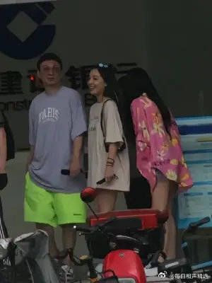 王思聪现身三亚，多位美女陪伴如后宫争宠，网友，都不敢去上厕所