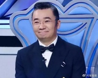 他是央视“最幸福”主持人，娶同学为妻恩爱20年，一家三口其乐融融