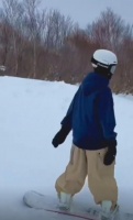 蔡卓宜独自滑雪，大方回应前任王大陆新恋情，坦诚洒脱获赞高情商