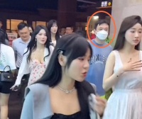 王思聪带30位网红现身三亚，吃喝玩乐，22岁新女友露面