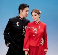 吴千语好幸福，施伯雄结婚后和粉丝合影，打扮绅士也很暖心