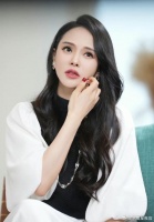 伊能静儿子晒大头照！黑头清晰可见，光着膀子趴在床上眼神妩媚