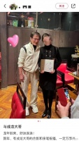 69岁成龙私人酒局照曝光，喝茅台满脸通红，与美女合影姿势引争议