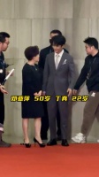 好奇妙的组合，丁真 和奥运冠军邓亚萍 一同出席慈善盛典……