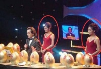 18年前，她靠着给李咏砸金蛋为生，如今摇身一变成了国际超模