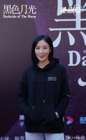44岁杨怡拍戏生图很惊艳！入戏太深表情不忿，网友怕她要扇店员