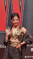 辛芷蕾红毯的金色吊带好亮眼，她好适合这种简单大气的造型……