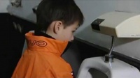 小孩被拐，看见邮递员后狂飙英语，机智完成自救