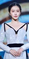 阚清子在泰国接受男友求婚，男子穿白袜引争议