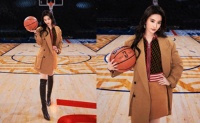 刘亦菲现身NBA巴黎赛，拍篮球大片！亮相现场大屏幕，太美了