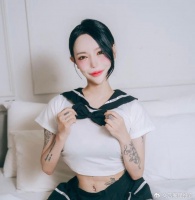 女网红套纸箱让路人伸手摸身材！力证纯天然却遭警方逮捕，恐坐牢