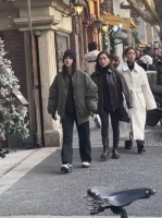 偶遇欧阳娜娜上海逛街，旁边是妈妈和姐姐欧阳妮妮……